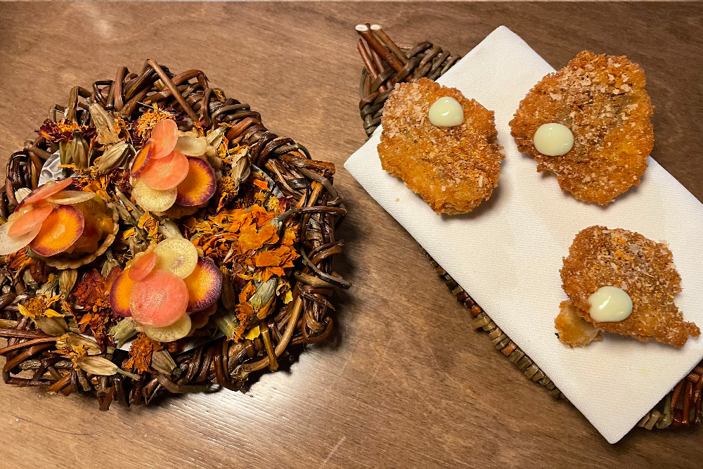 Carrot tartlets and fried mushrooms served on traditional plates.