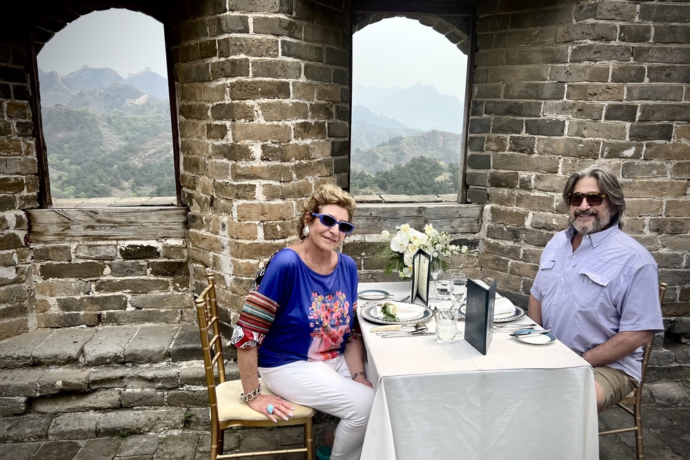 Travelers Emma Jacobs and her husband dining on the Great Wall of China during their WOW Moment.