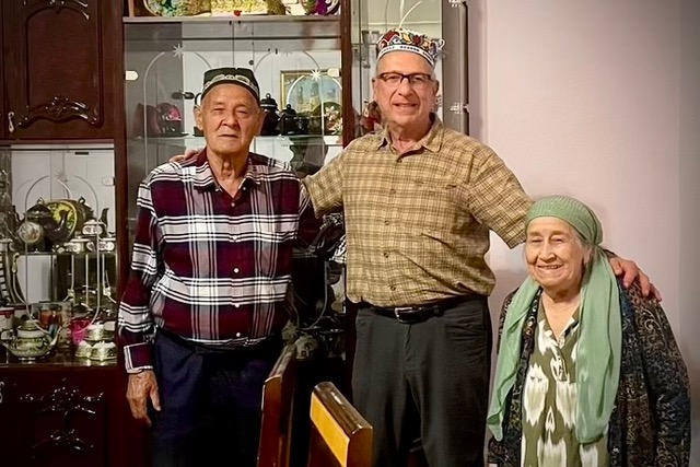 Traveler Leon Malkin visiting Zulya's parents in their house in Uzbekistan.